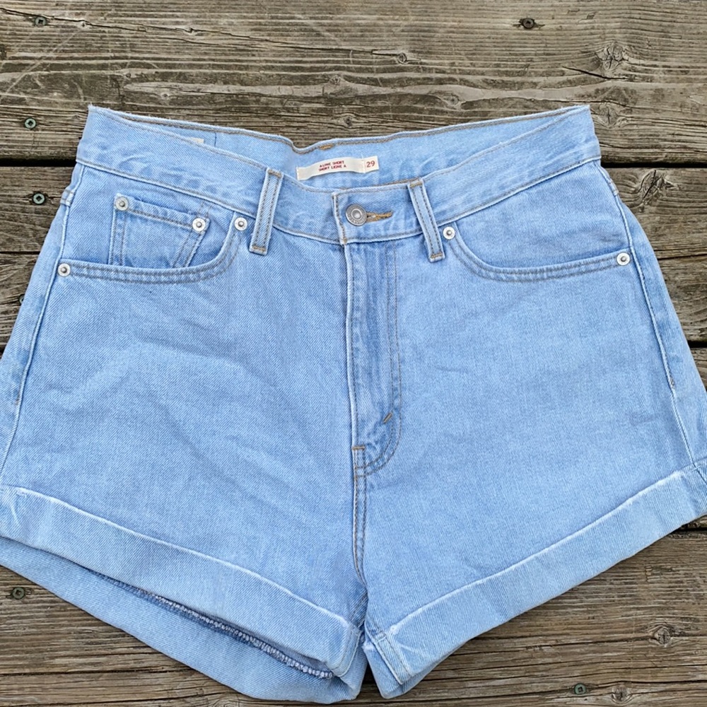 Levi’s High Rise Shorts - Picture 3 of 3
